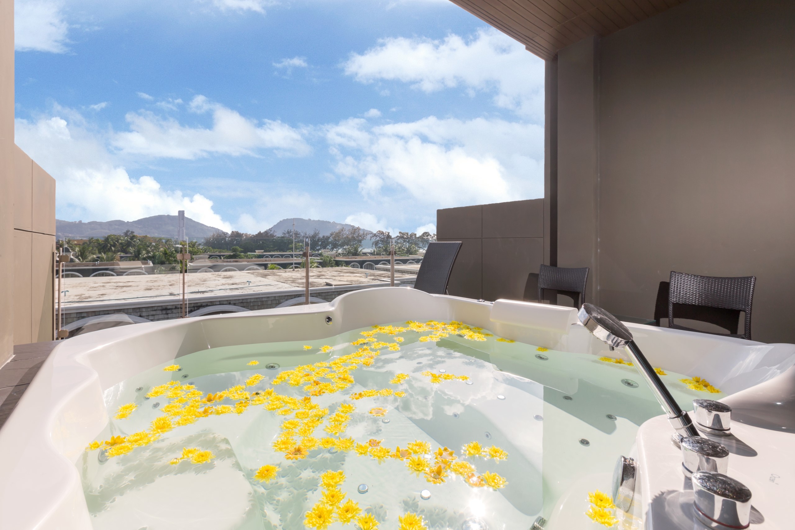 1 B/ROOM FAMILY SUITE