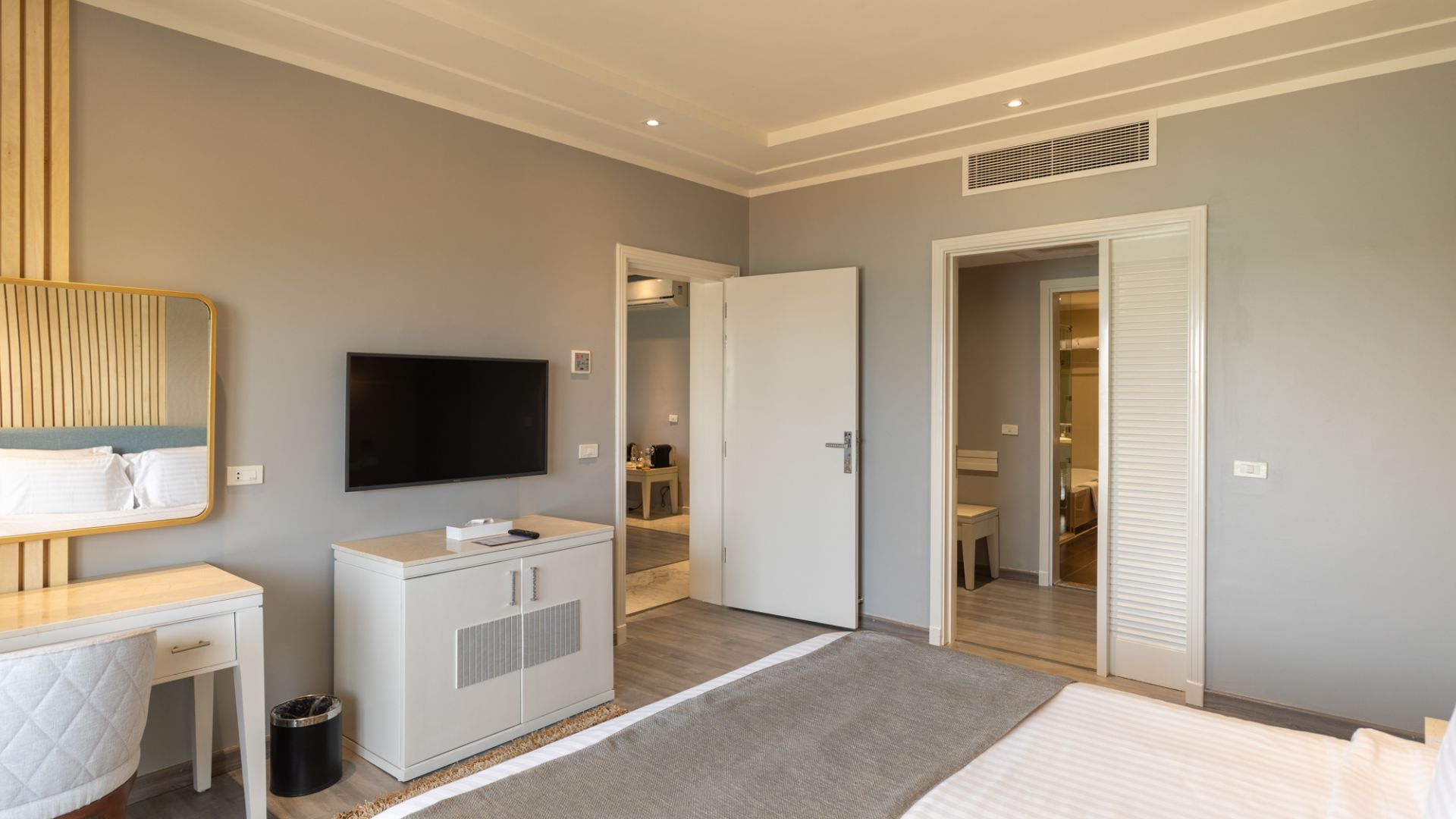 CRYSTAL JACUZZI SUITE SEA VIEW