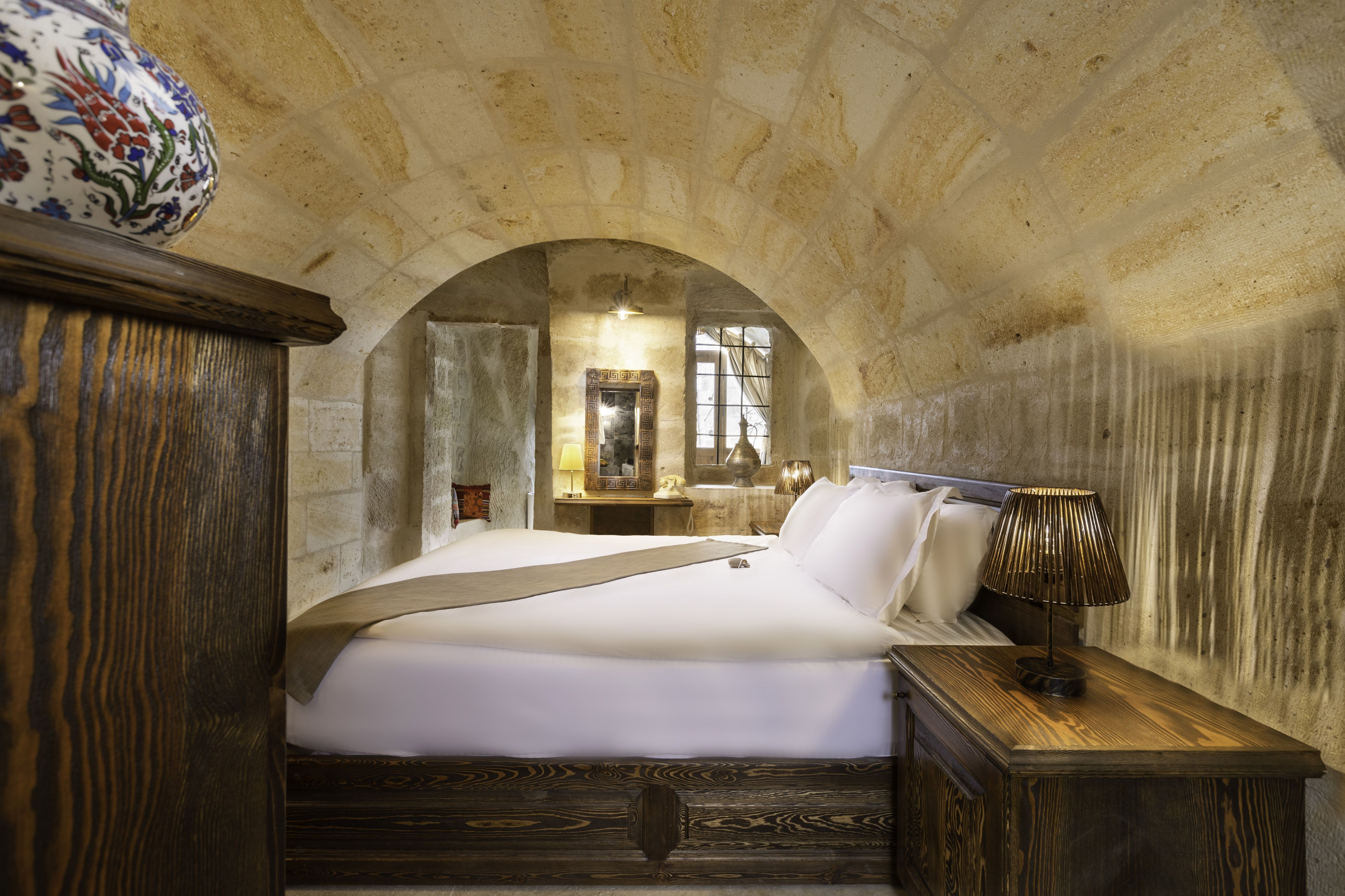 CAVE ROOM WITH JACUZZI