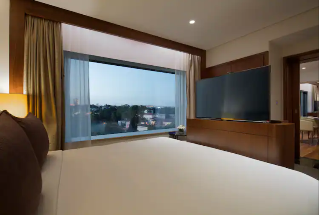 DELUXE SUITE WITH KITCHEN