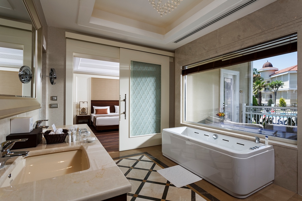 Deluxe Pool Room