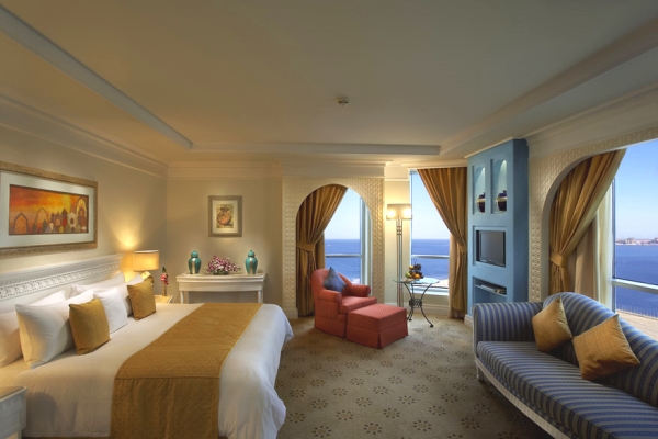 Dubai, Hotel Habtoor Grand, camera, pat dublu, canapea, terasa.jpg