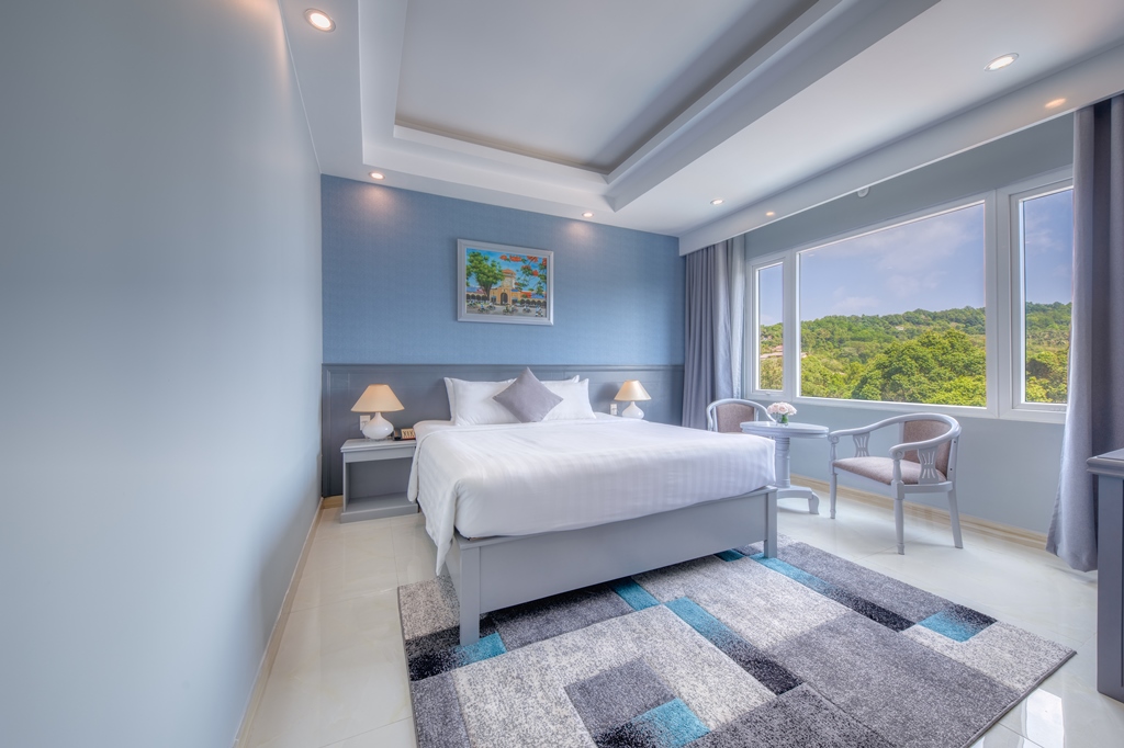 SUITE WITH WINDOW