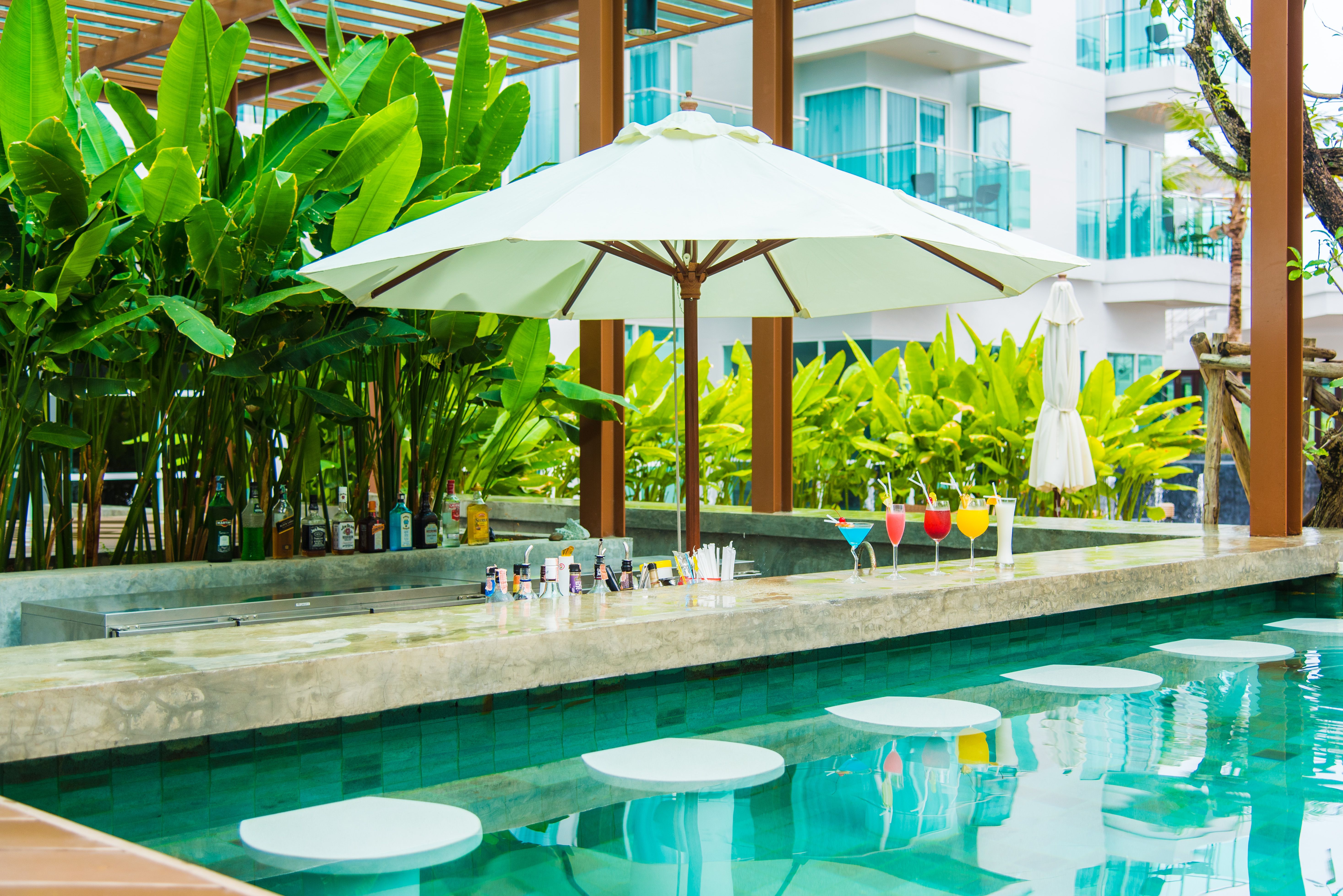 Swim-up Pool Bar