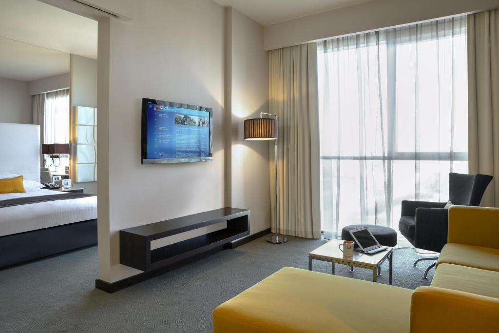 ONE BEDROOM SUITE WITH KITCHENETTE