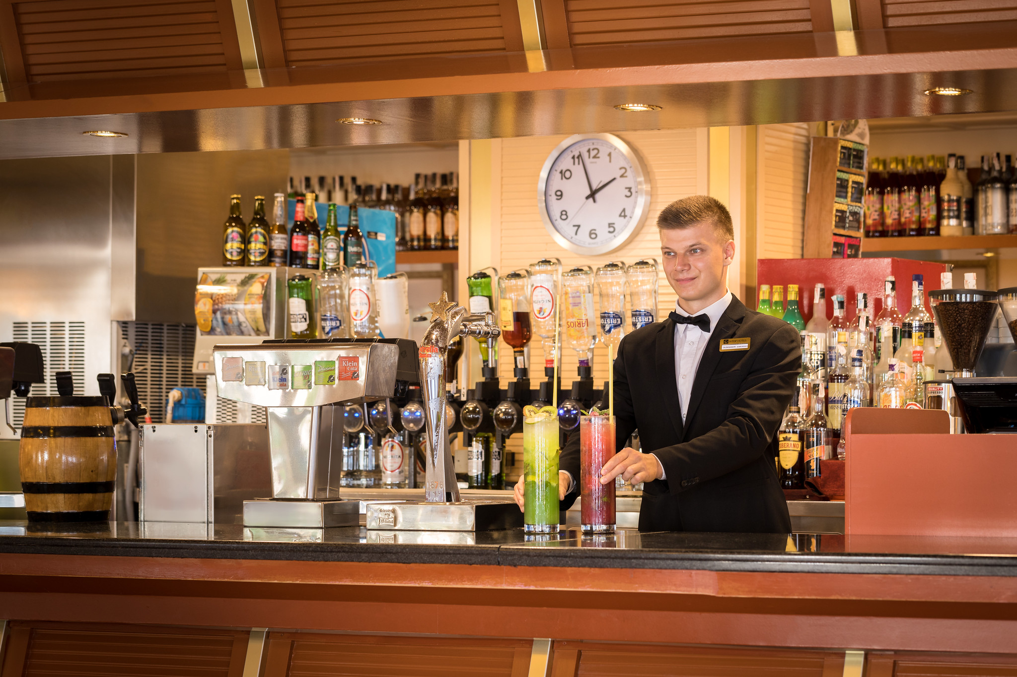 MAIN BAR
