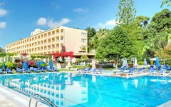 Corfu Palace piscina.jpg