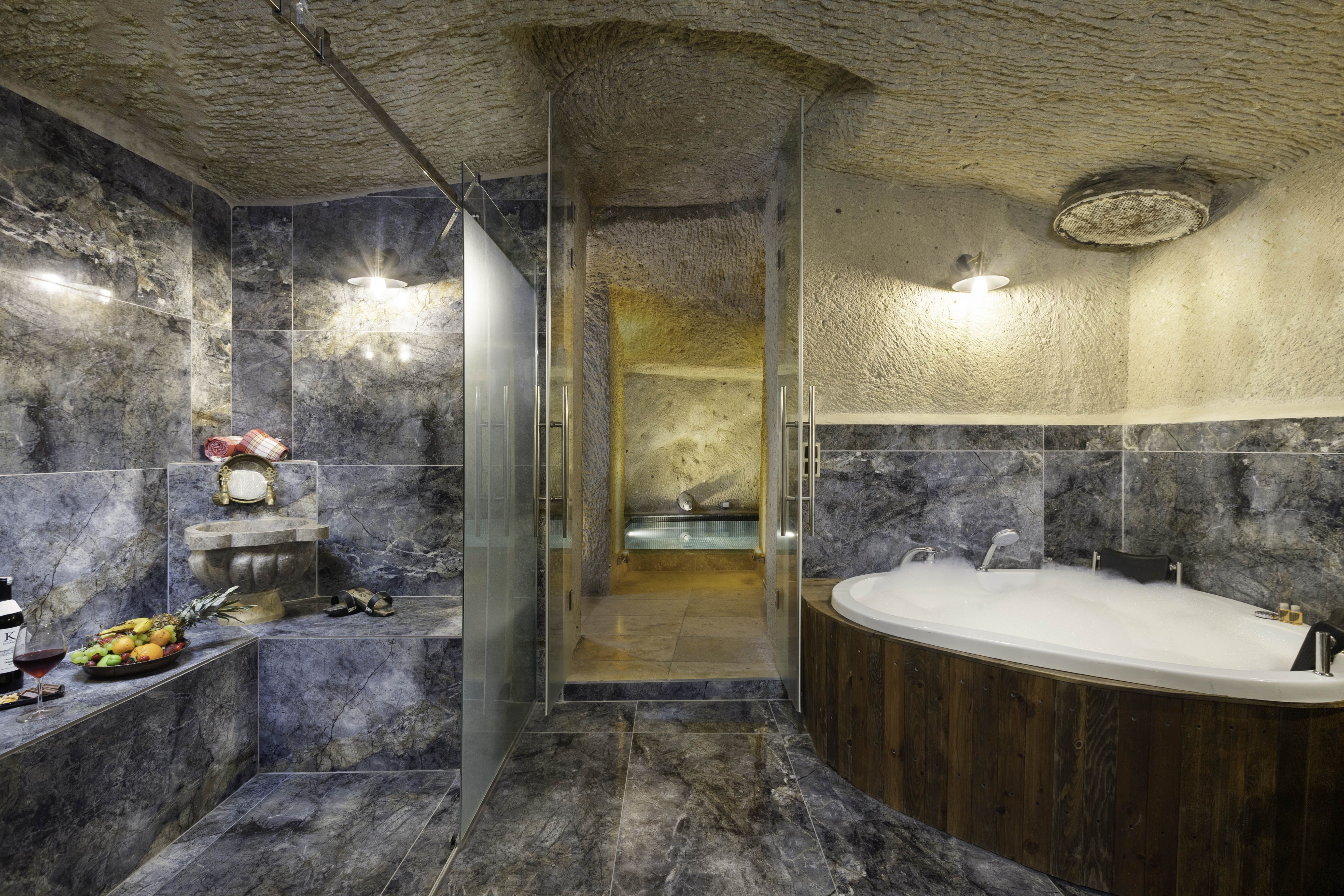 POOL SUITE WITH JACUZZI