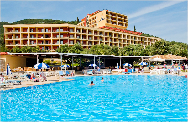 Corfu, Hotel Nissaki Beach, piscina exterioara, sezlonguri.jpg