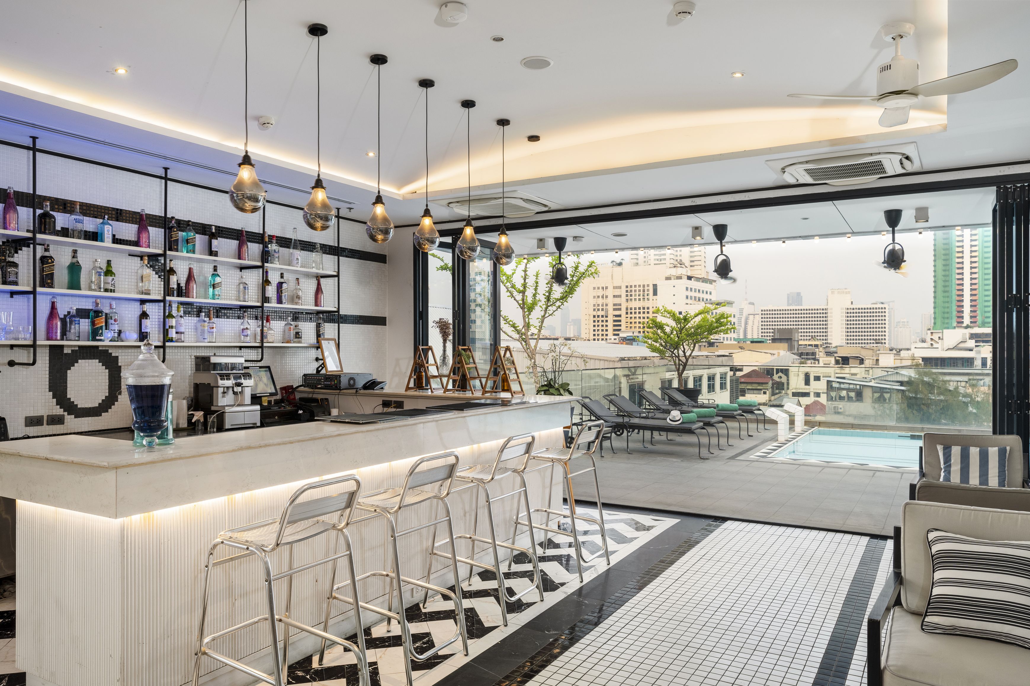 Pool Bar