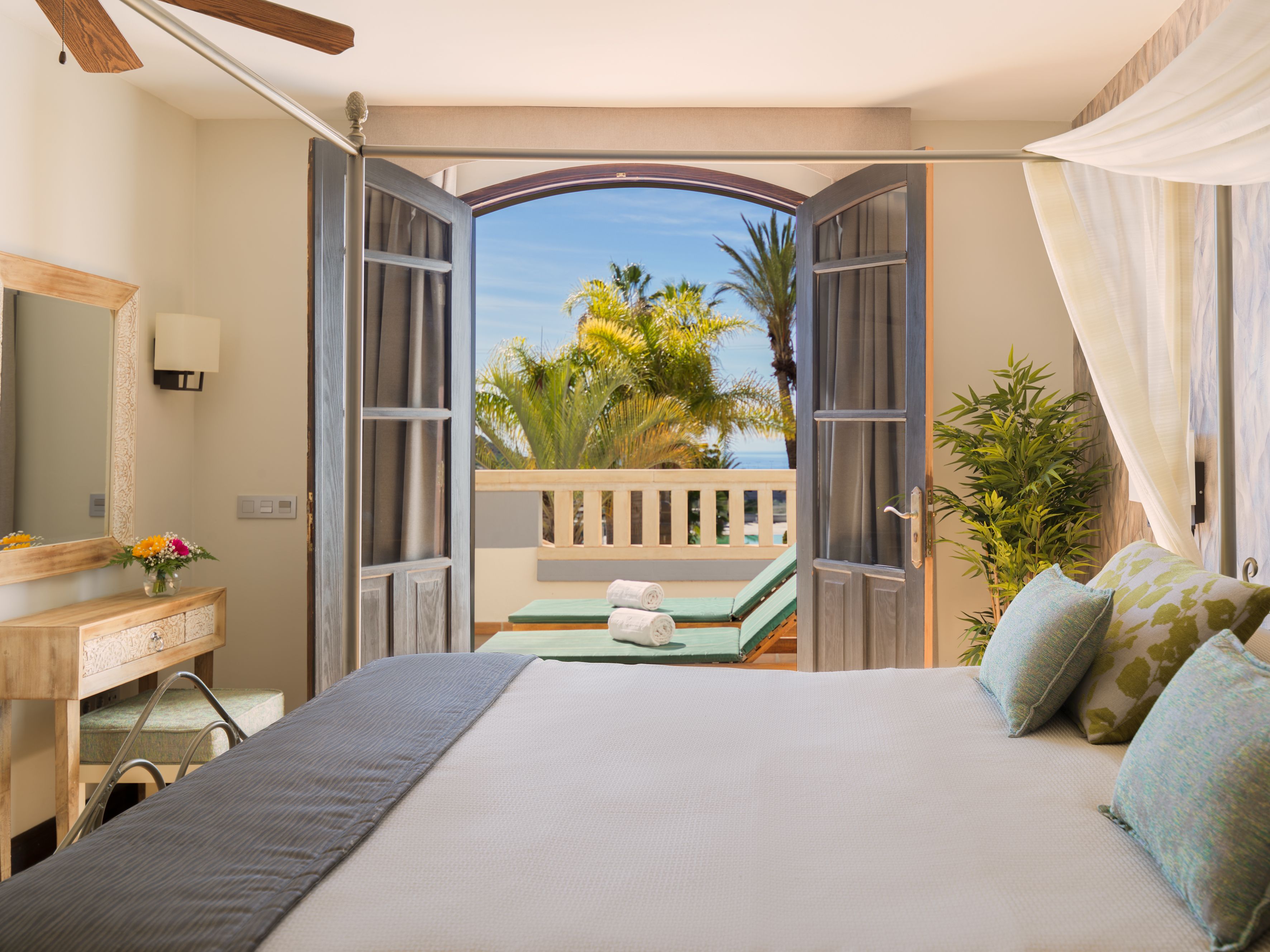 ONE BEDROOM APARTMENT SUITE WITH BALCONY OR TERRACE