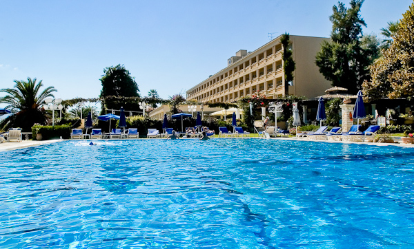 Corfu, Hotel Corfu Palace, piscina exterioara, sezlonguri.jpg