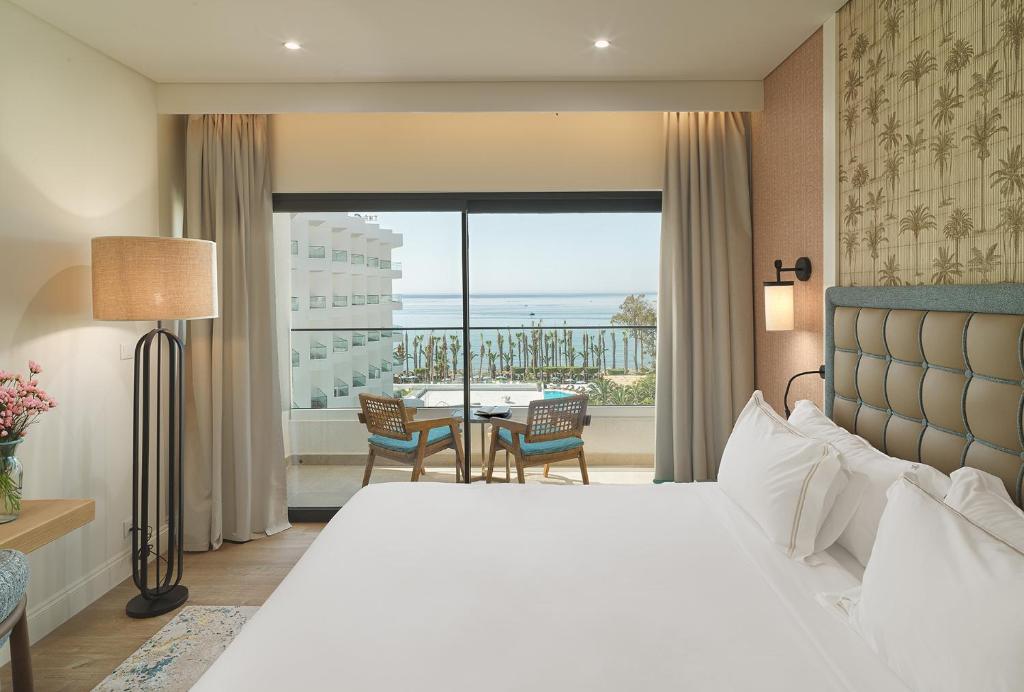 deluxe family room sea view