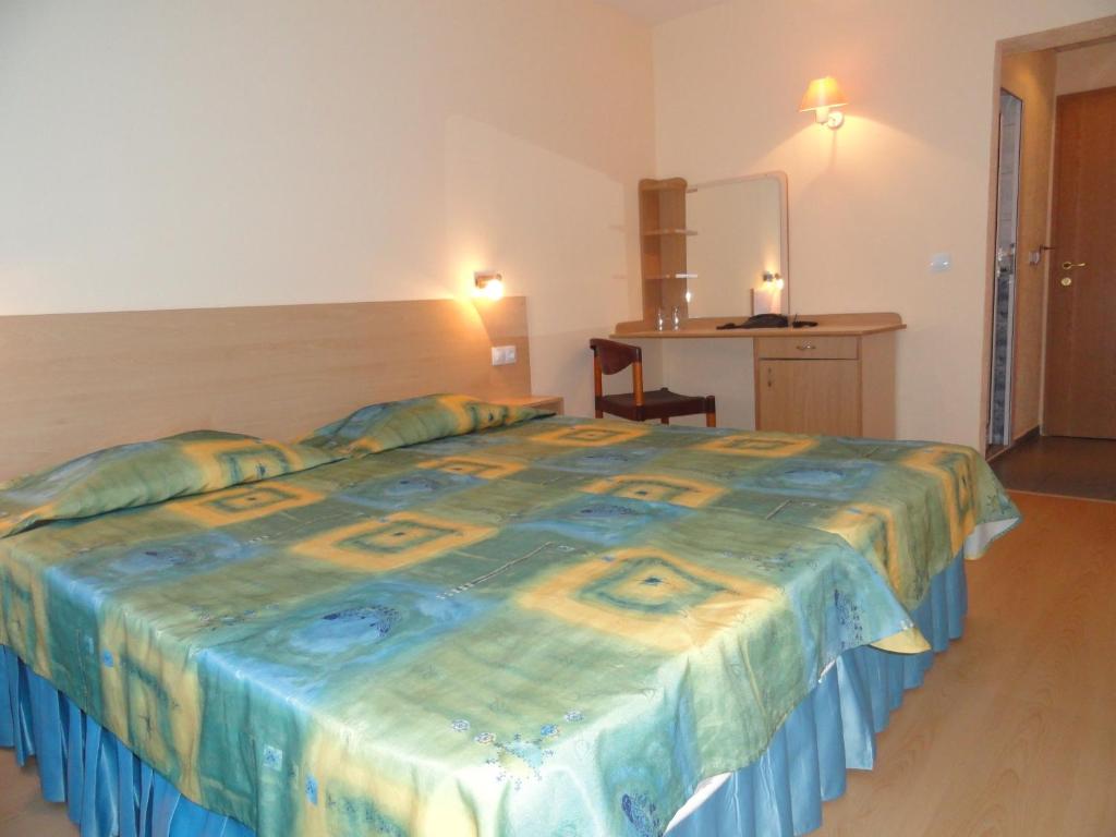 Twin Standard Room (LateralSeaView, Balcony or Terrace)