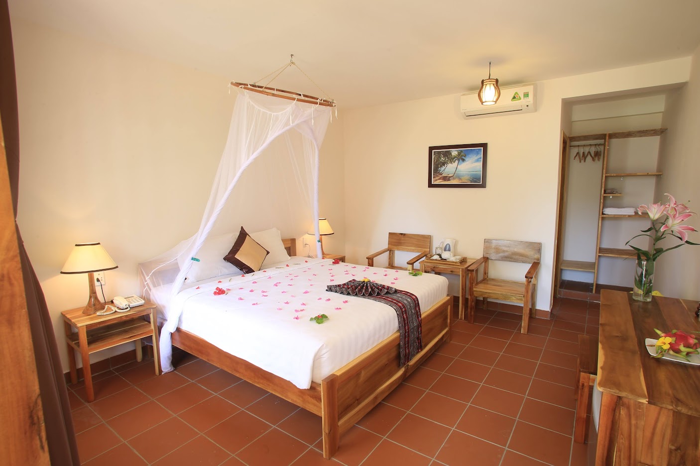 ROOM WITH GARDEN VIEW