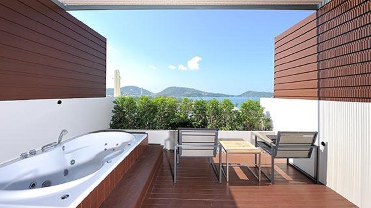 DELUXE JACUZZI ROOM