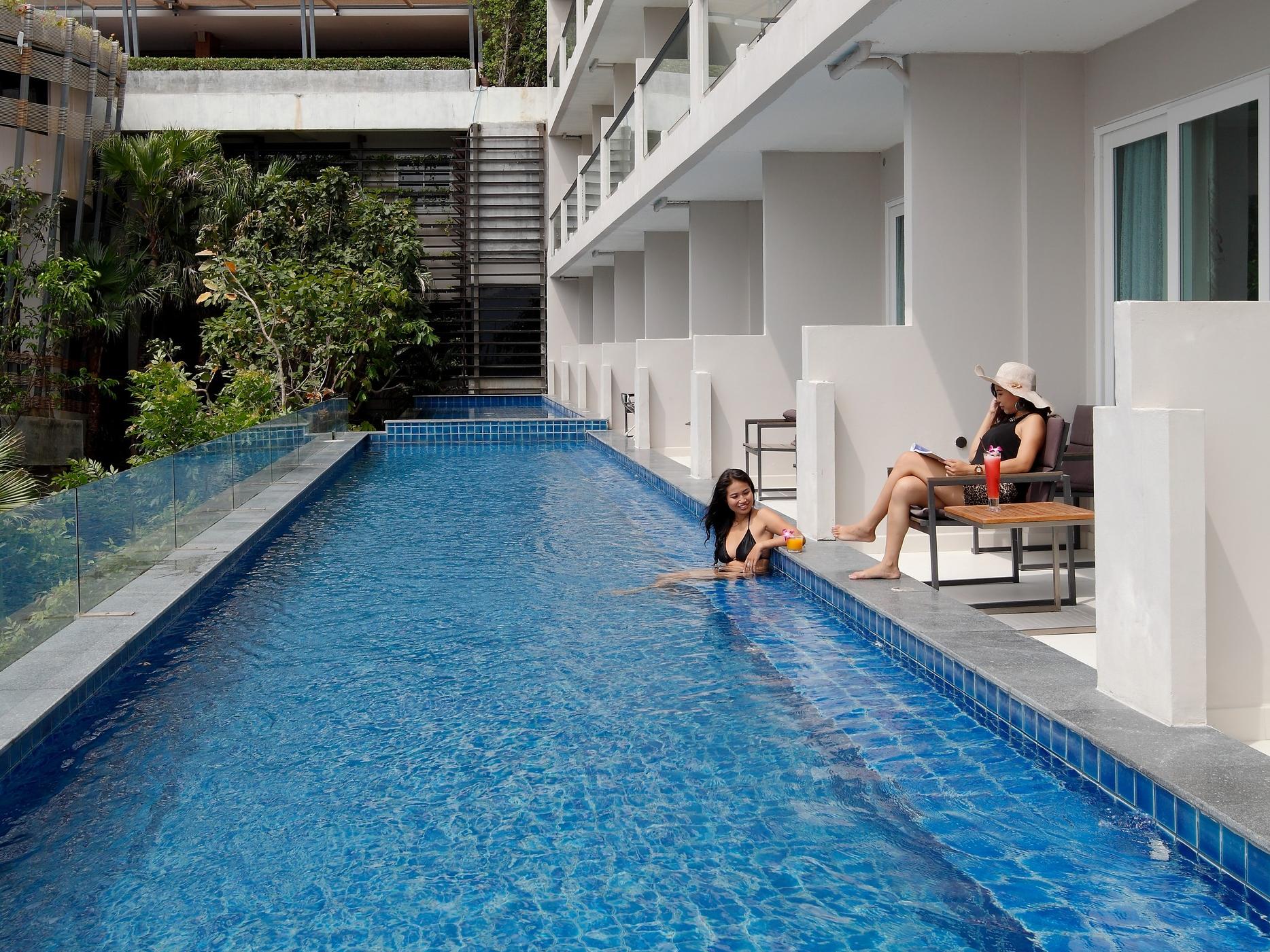DELUXE POOL ACCESS ROOM