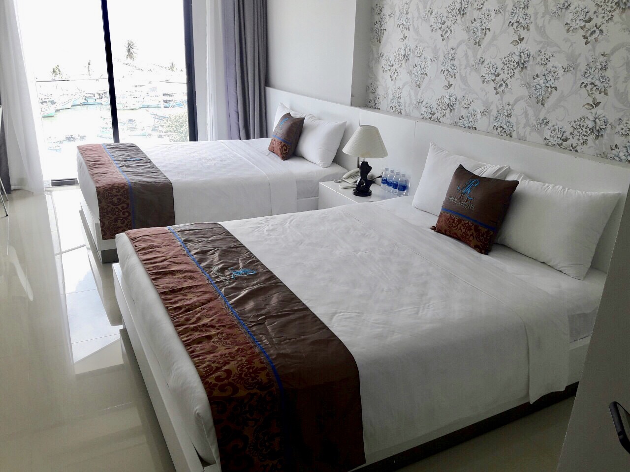 TWIN ROOM