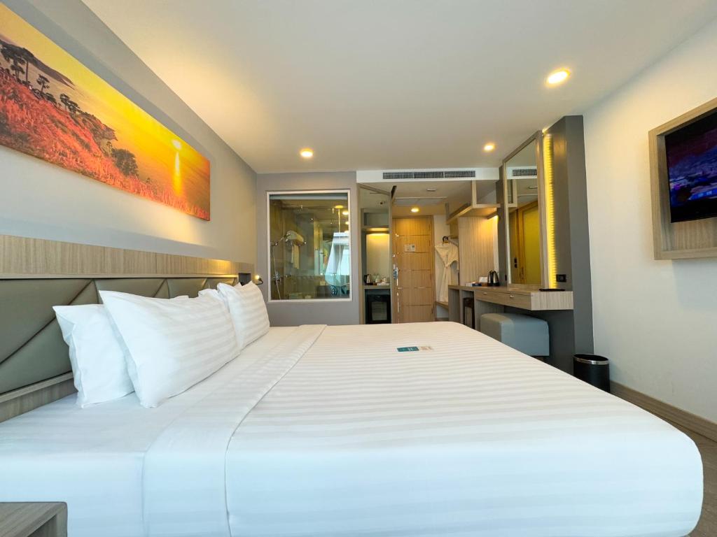 Deluxe King Balcony Room