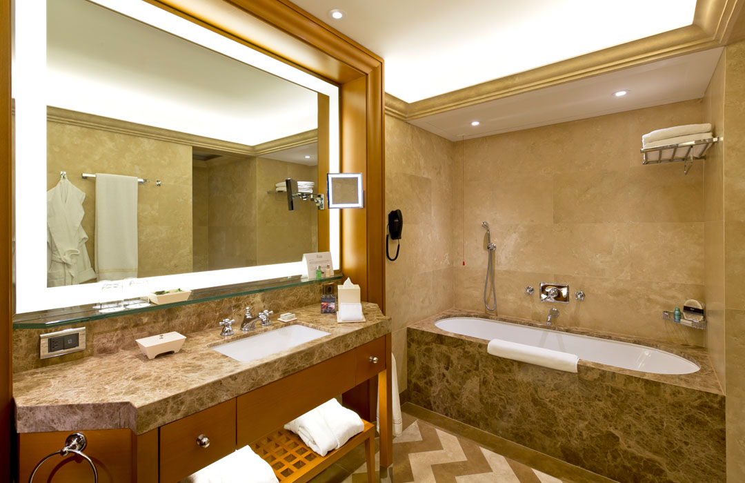 DELUXE ROOM PARTIAL SEA VIEW
