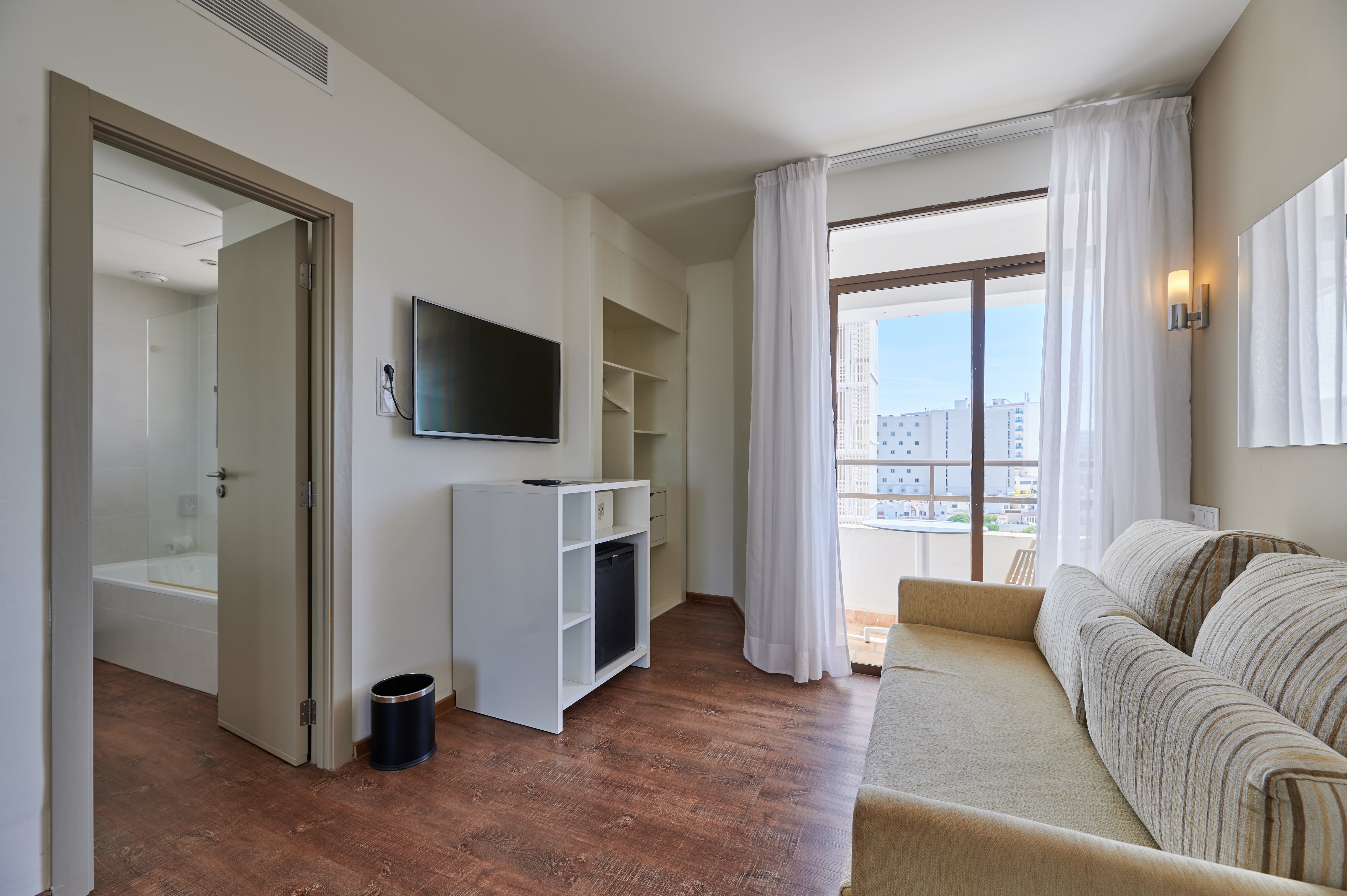 FAMILY ROOM (BALCONY)
