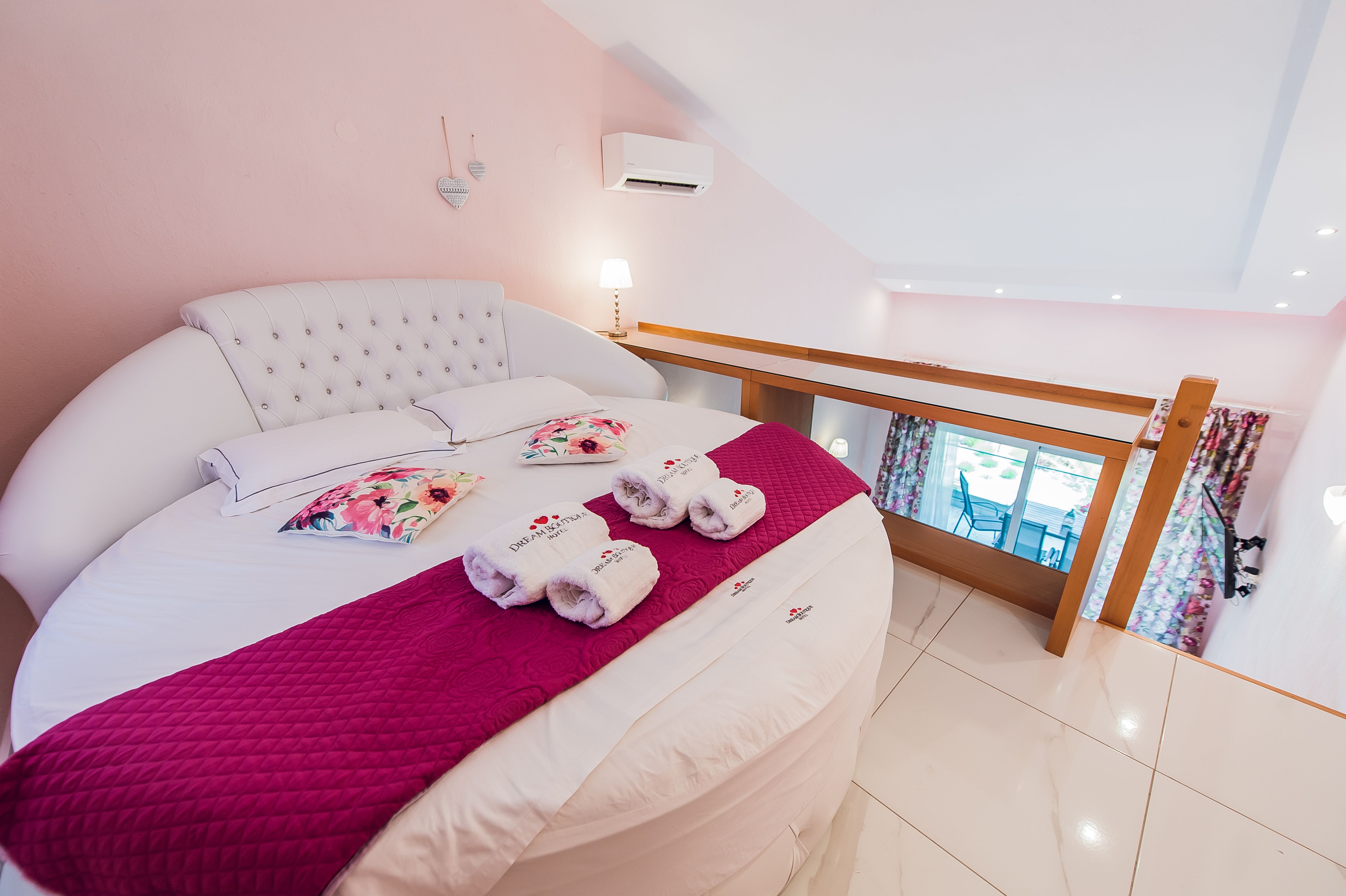 LUXURY SUITE SPLIT LEVEL