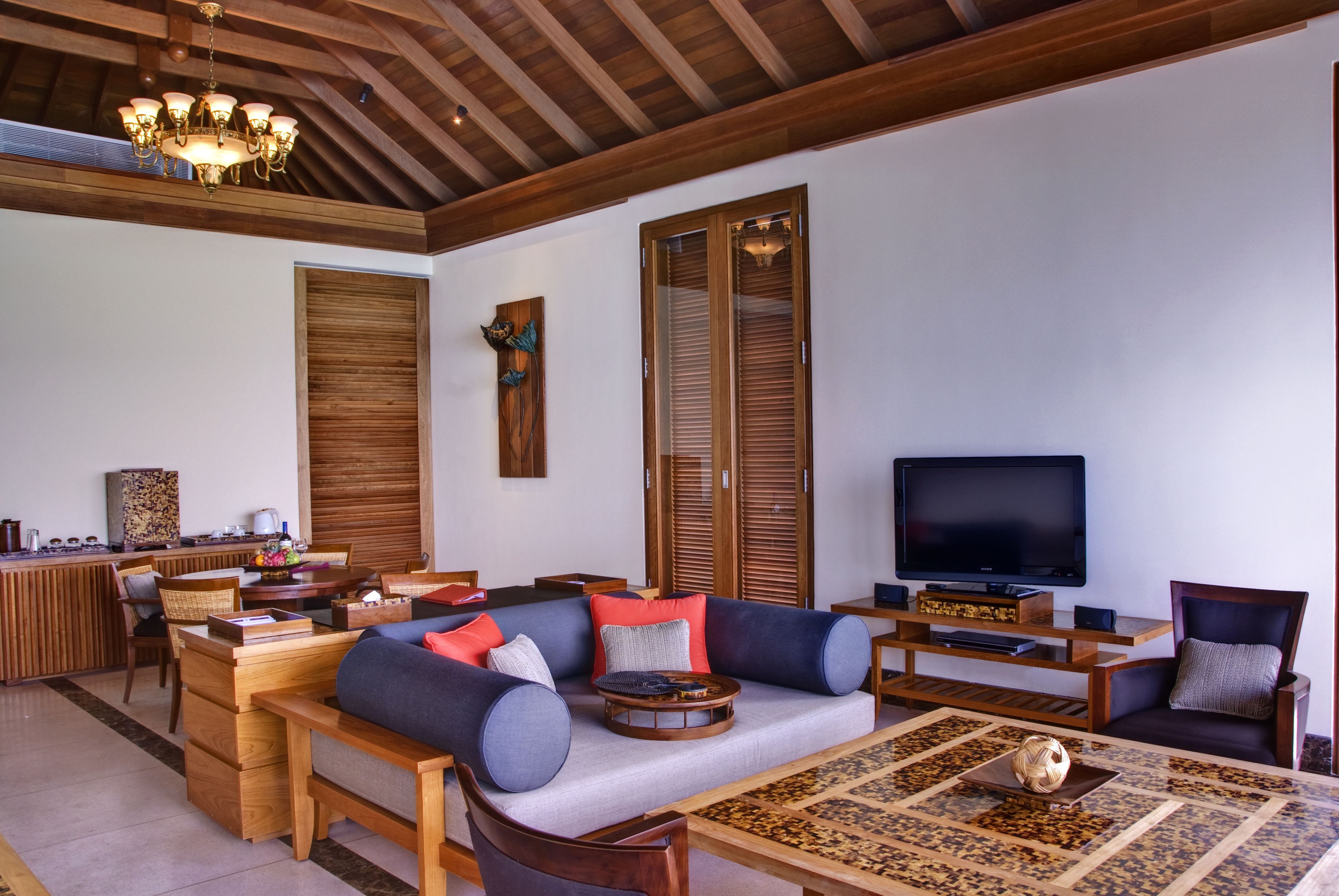 One Bedroom Ocean Suite with Pool