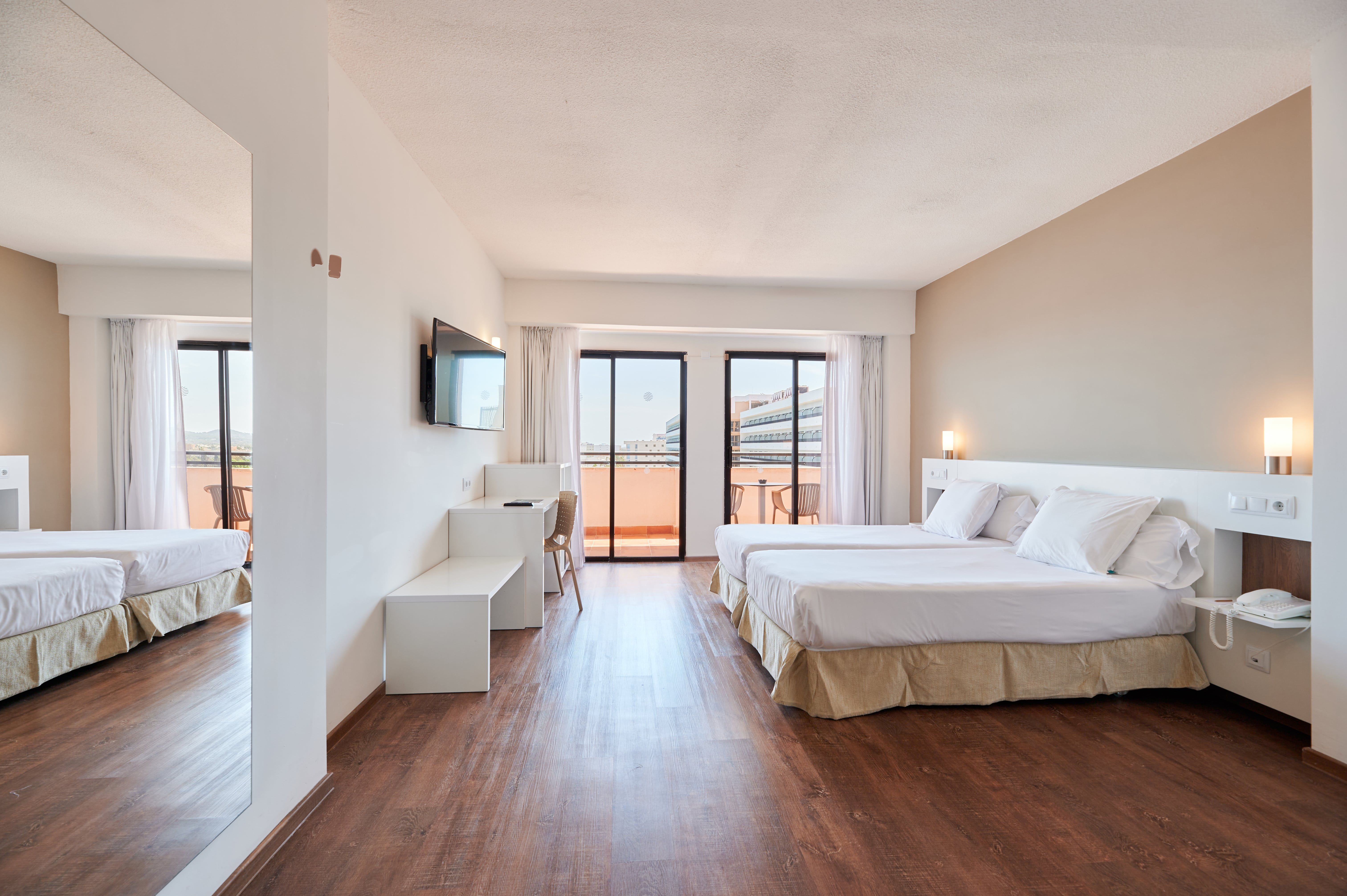 JUNIOR SUITE SEA VIEW (BALCONY)