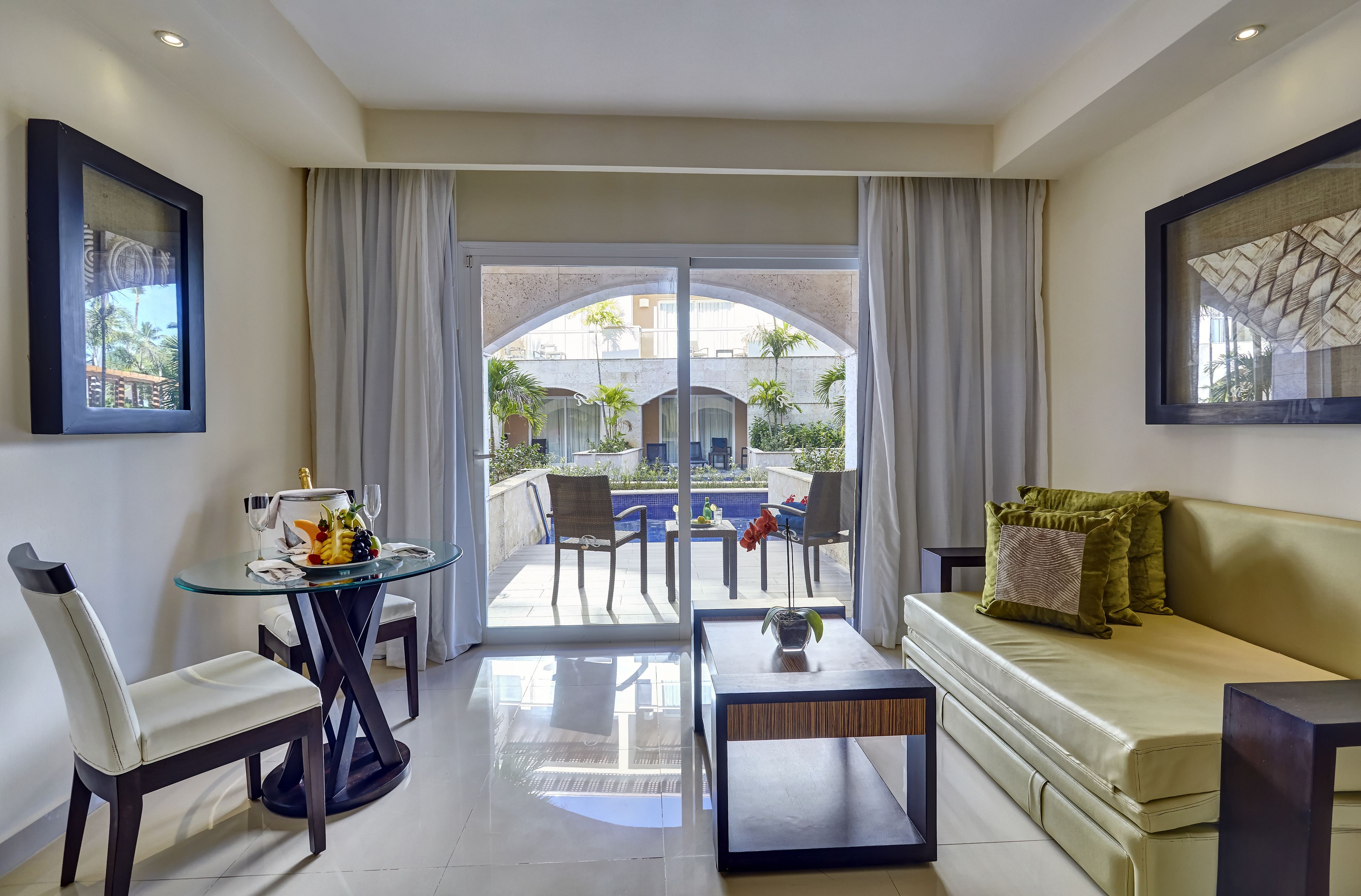 LUXURY SWIM OUT ROOM DIAMOND CLUB