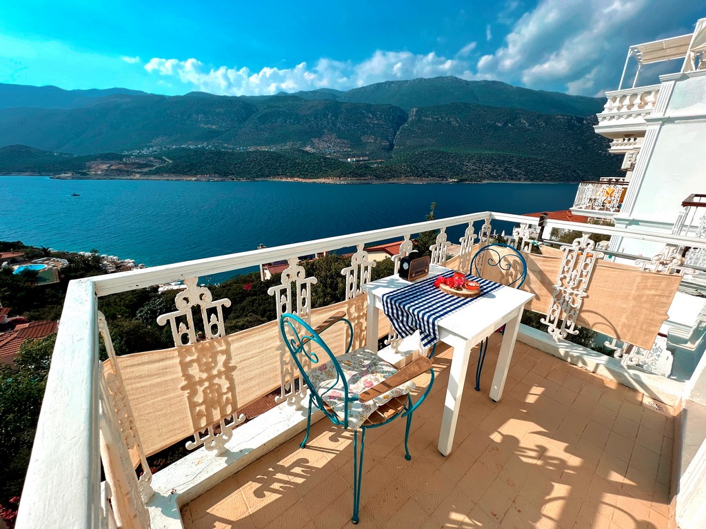 Deniz Manzaralı Standart Oda Balkonlu 
