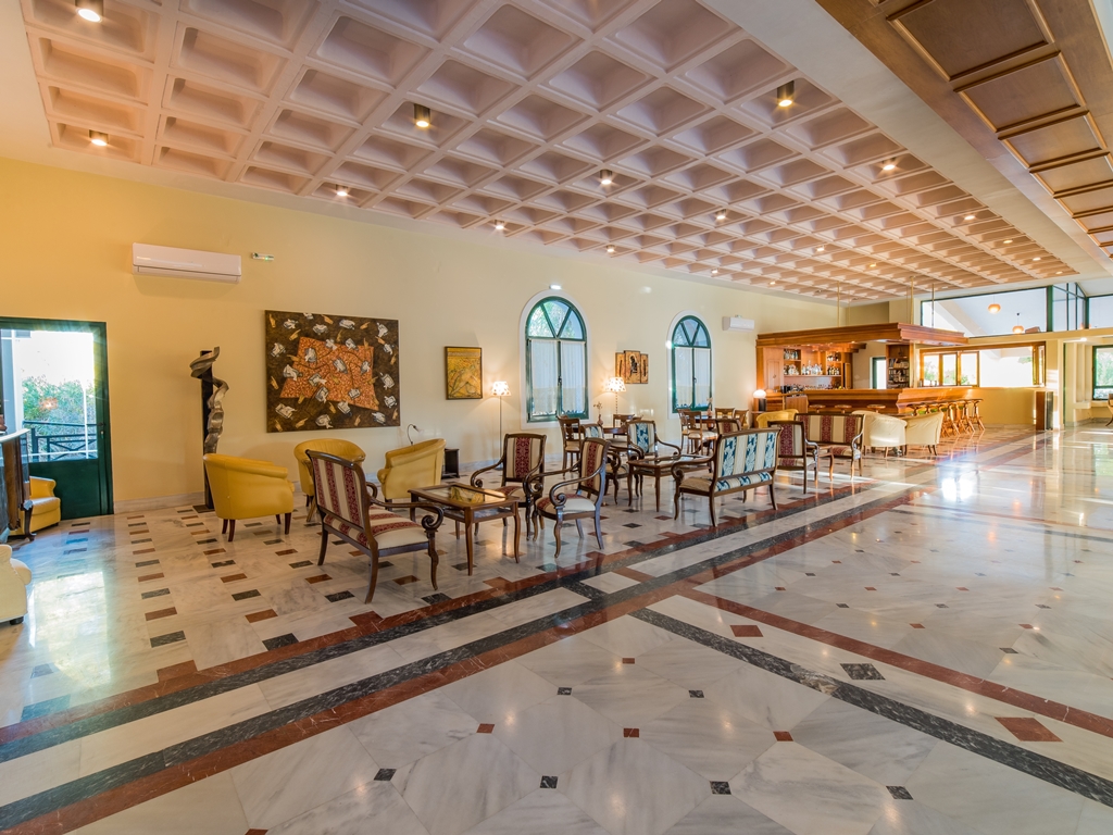 MAIN BAR