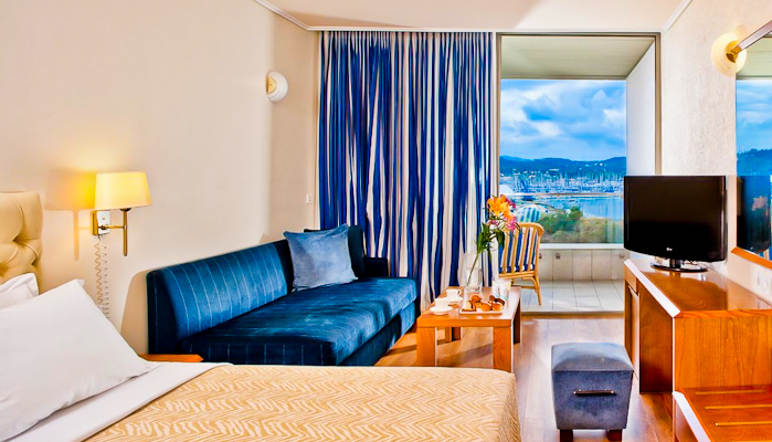 Corfu, Hotel Kontokali Bay, camera, canapea, TV, vedere spre mare.jpg