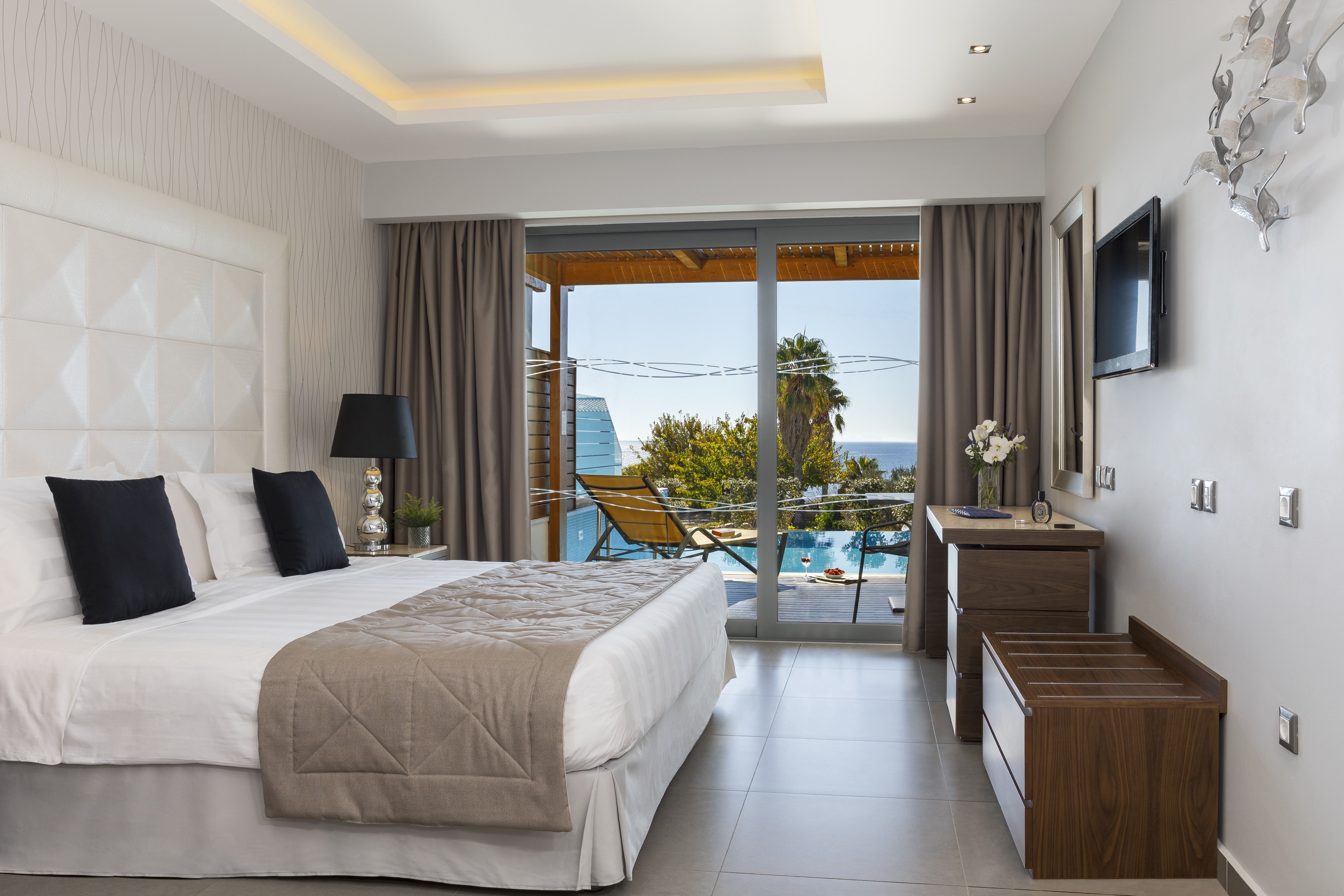 JUNIOR SUITE WITH PRIVATE POOL & PARTIAL SEA VIEW