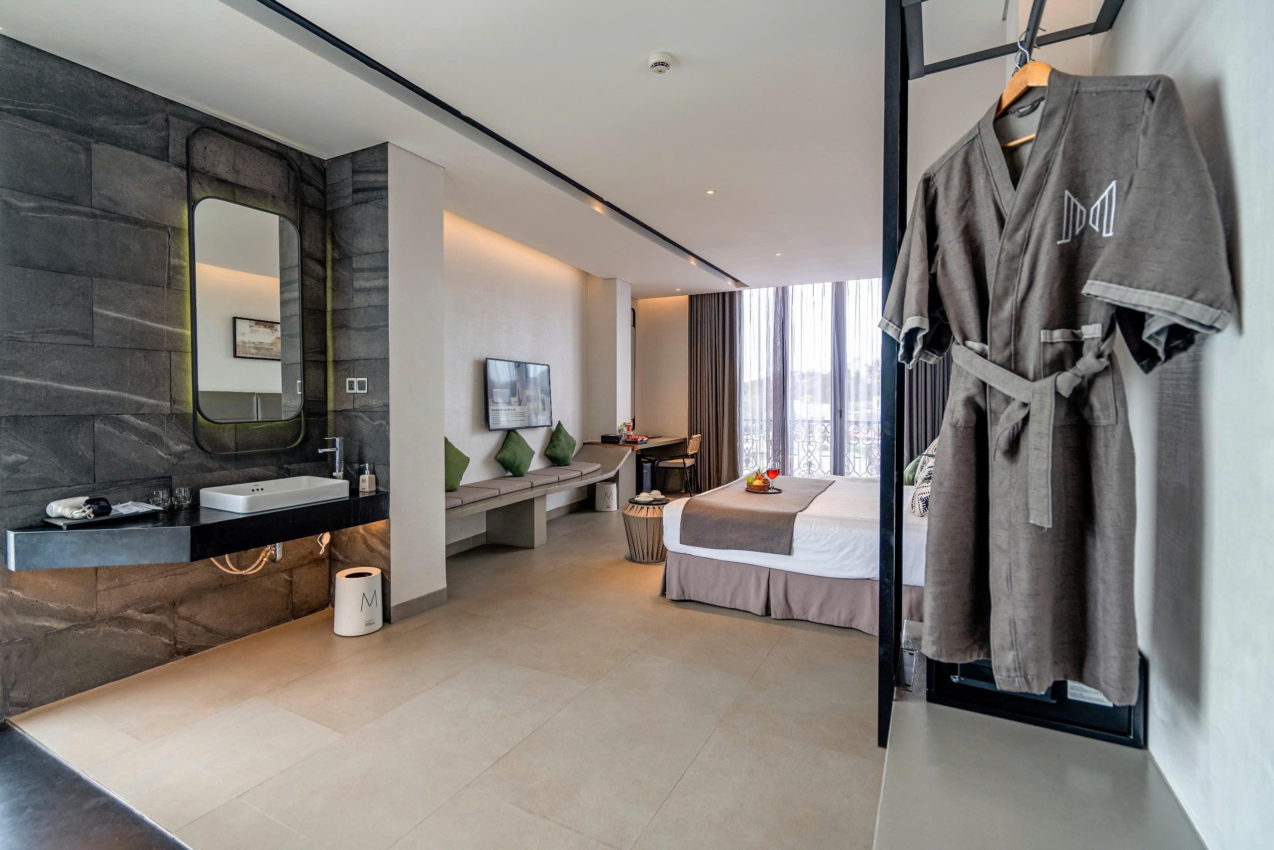  DELUXE DOUBLE SUITE WITH BALCONY