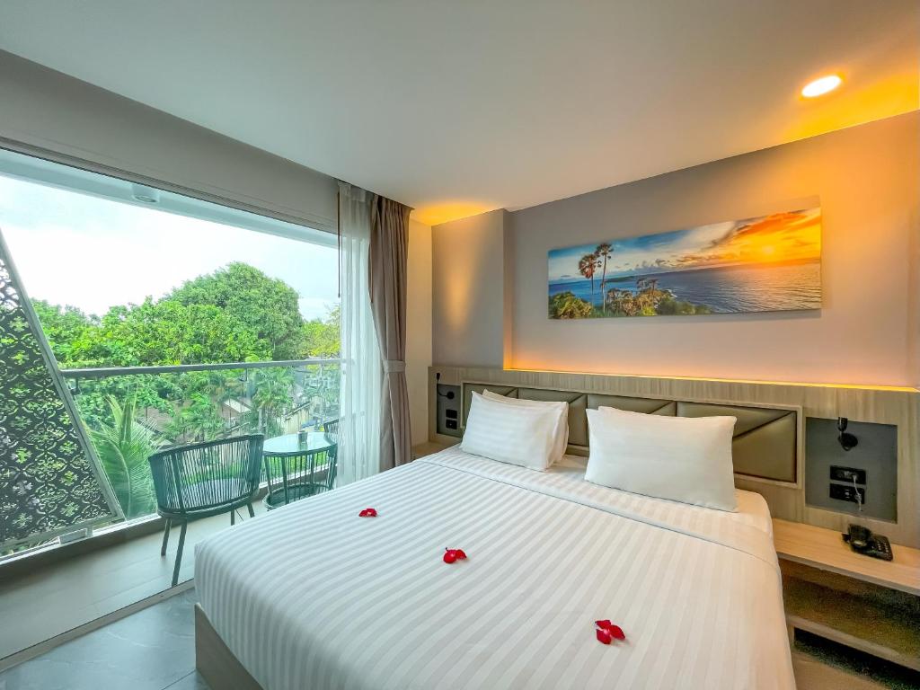 Deluxe King Balcony City View Room