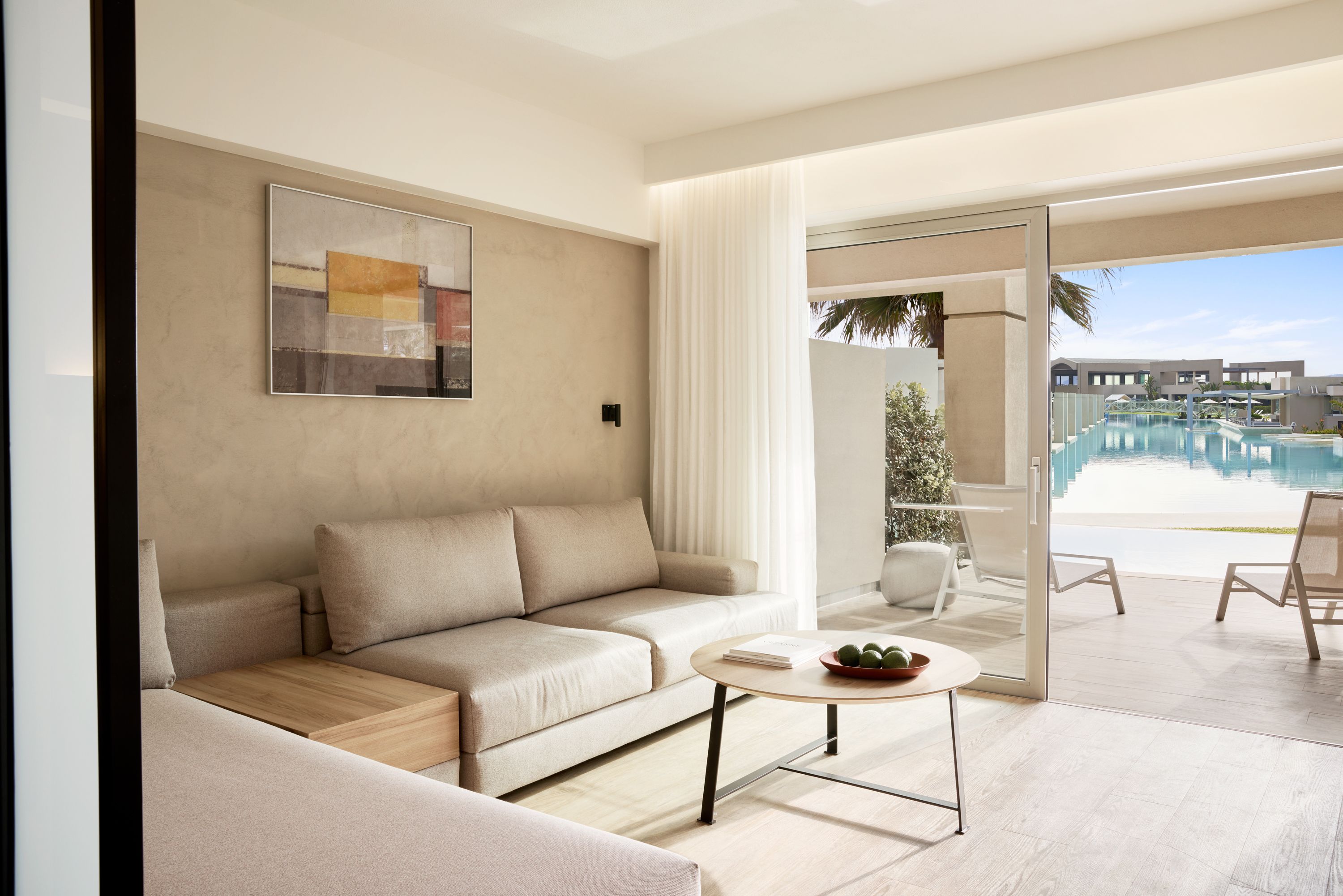 JUNIOR SUITE SHARING POOL