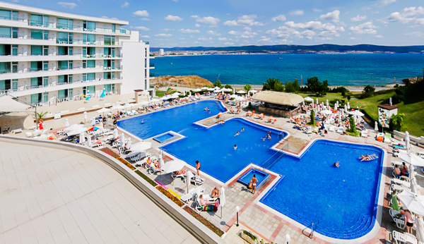 Nessebar, Hotel Festa Panorama, piscina exterioara, sezlonguri.jpg