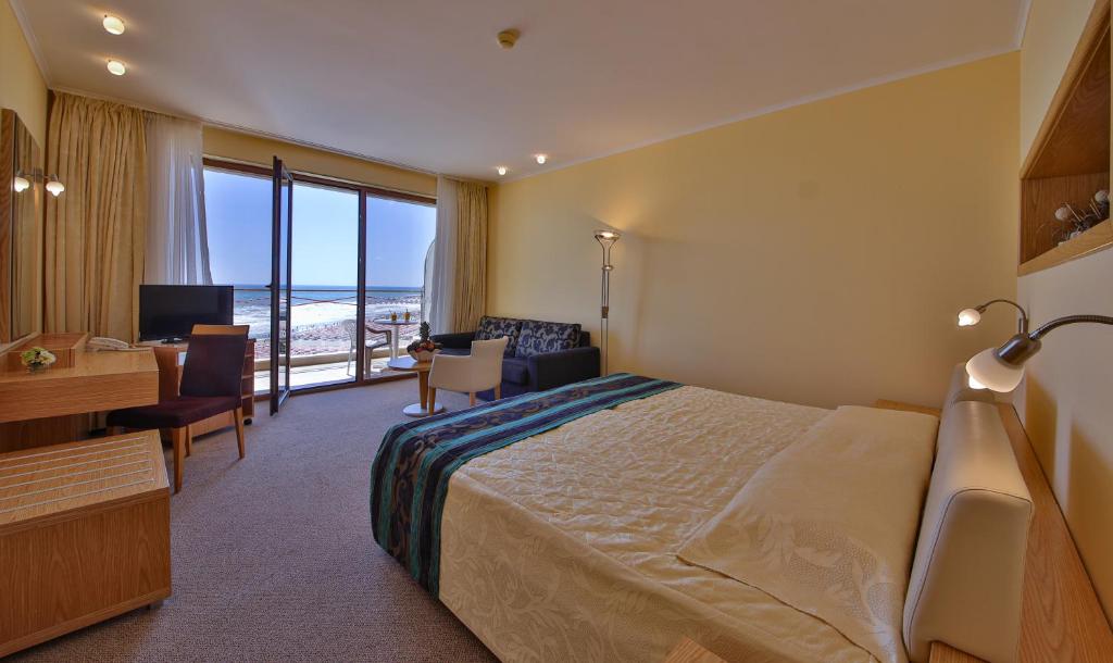 TWIN SUPERIOR ROOM (SEAVIEW, BALCONY OR TERRACE)