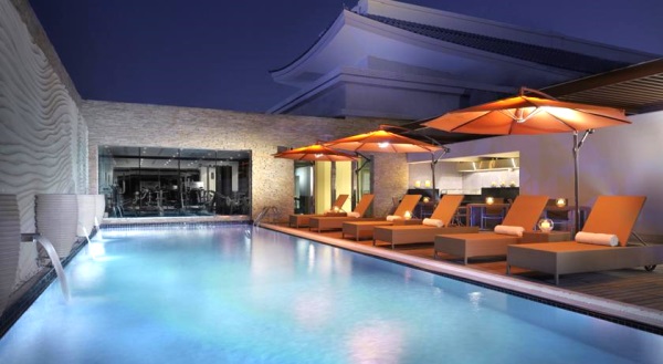 Dubai, Hotel Asiana, piscina, sezlonguri.jpg