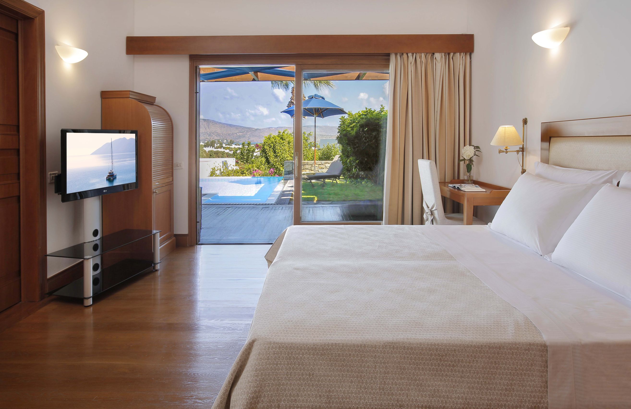 FAMILY VILLA WITH PRIVATE HEATED* POOL 