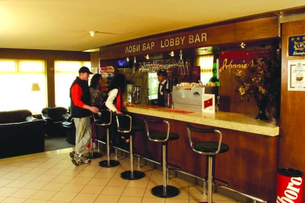 05-LobbyBar.jpg