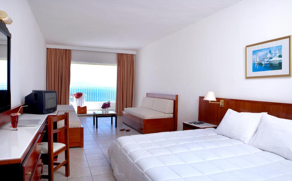 LARGE FAMILY ROOM MAIN BUILDING SEA VIEW 
