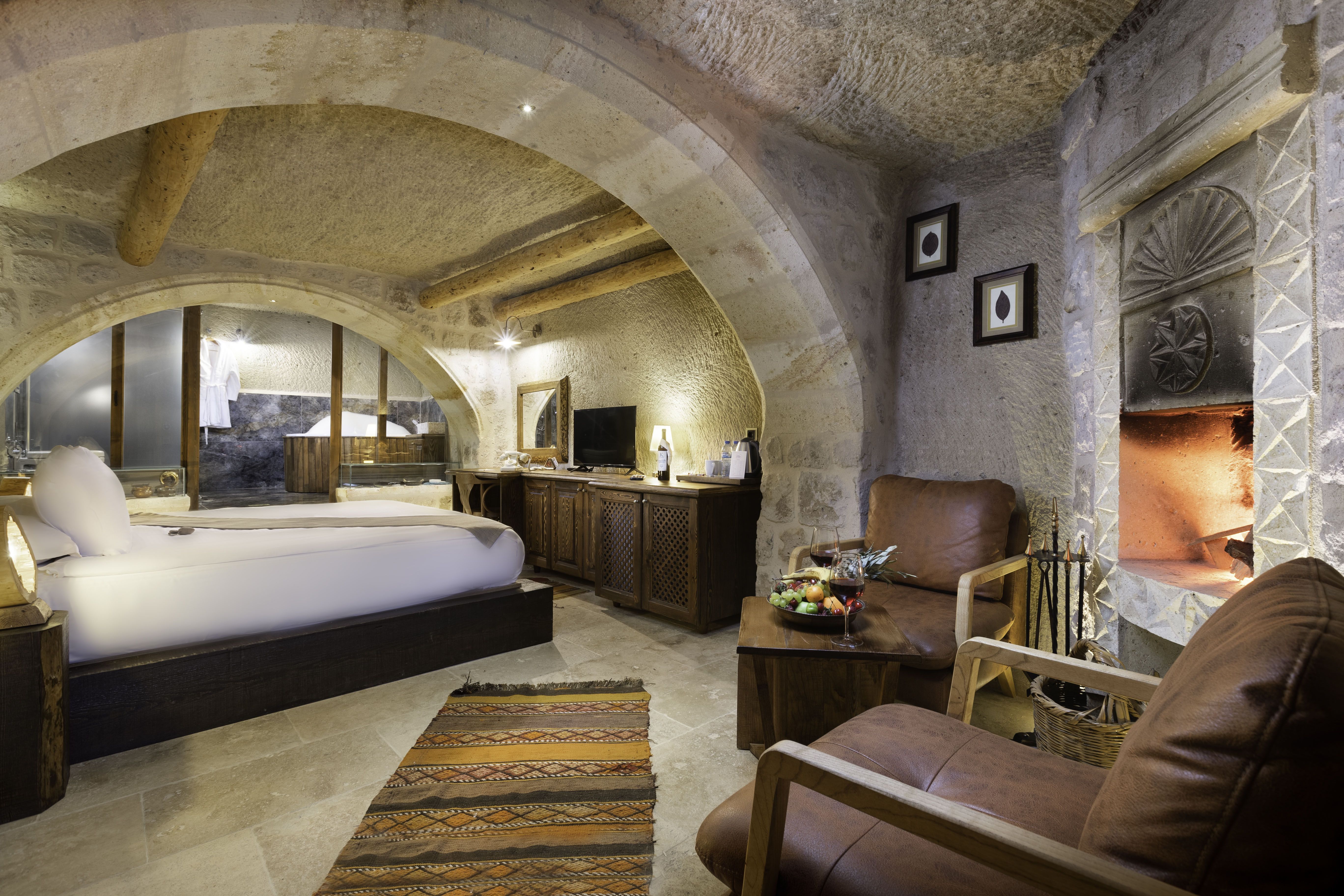 CAVE ROOM WITH JACUZZI