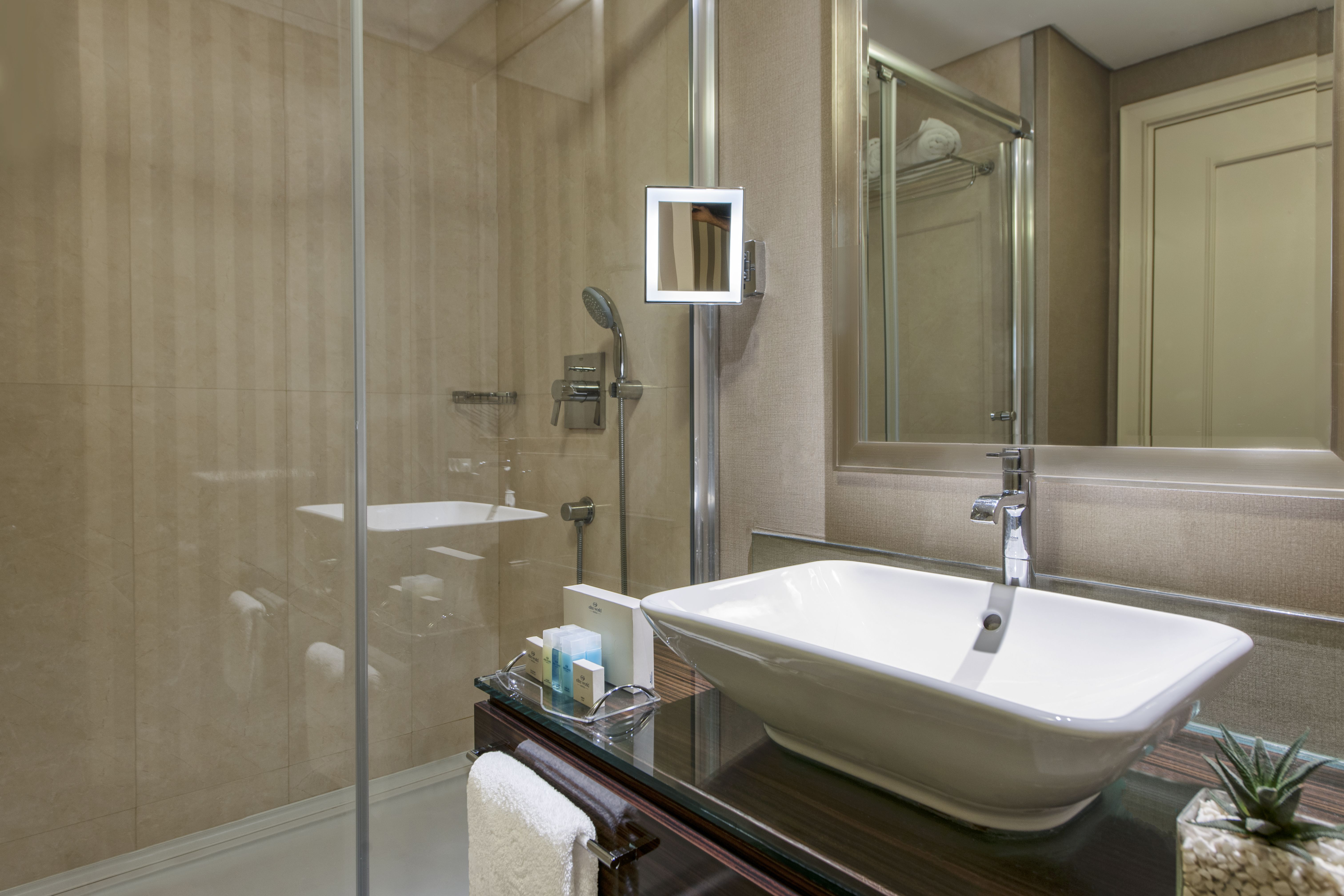 DOUBLE CONNECTING ROOM