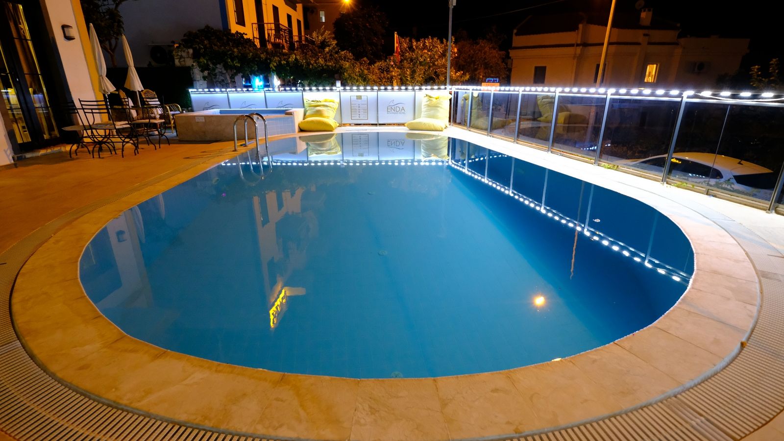 Piscina exterioara/interioara