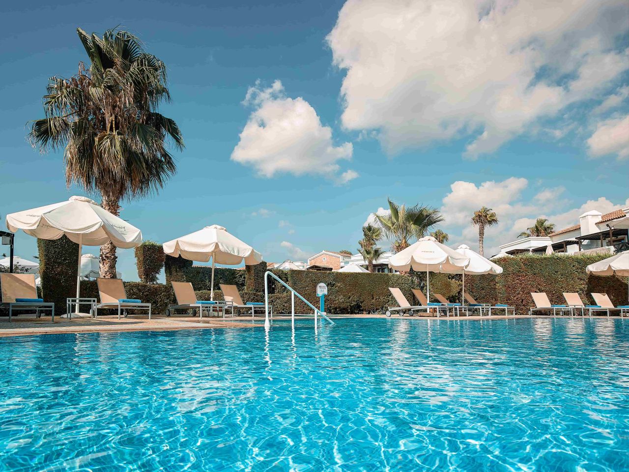 Junior Suite Sharing Pool 