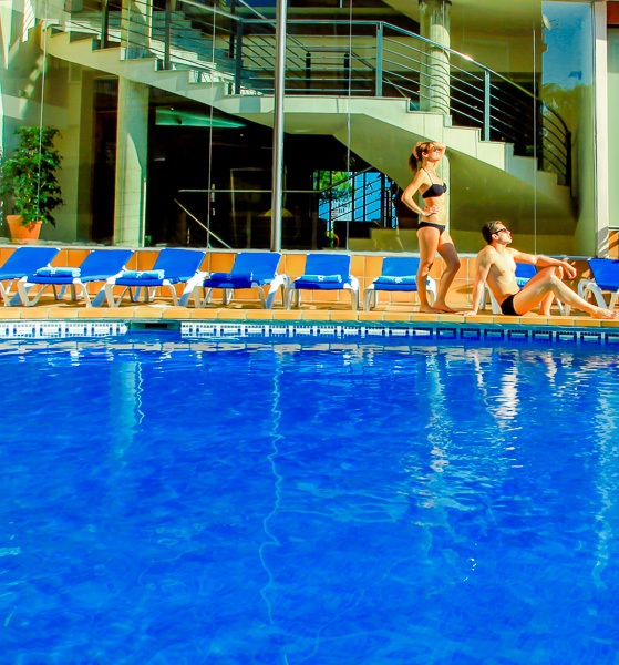 Costa Brava, Aqua Hotel Promenade, piscina exterioara, sezlonguri.jpg