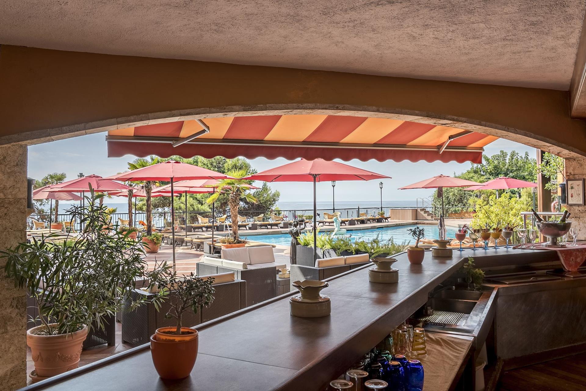 Pool Bar