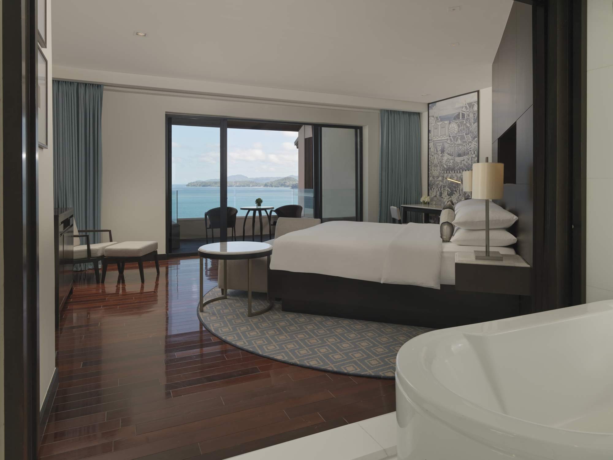 KING/ TWIN BED OCEAN VIEW CLUB ACCESS  