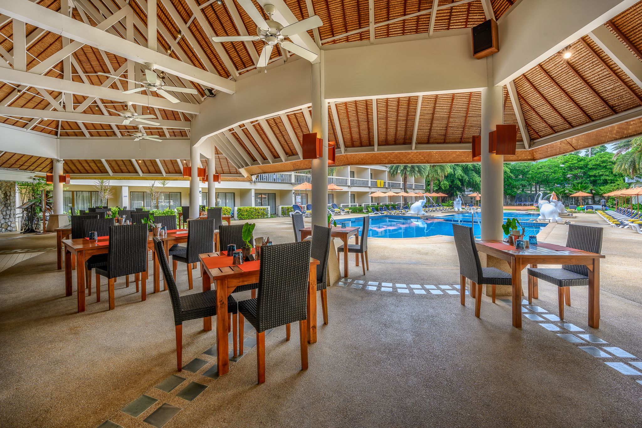 Waves Restaurant and Pool Bar